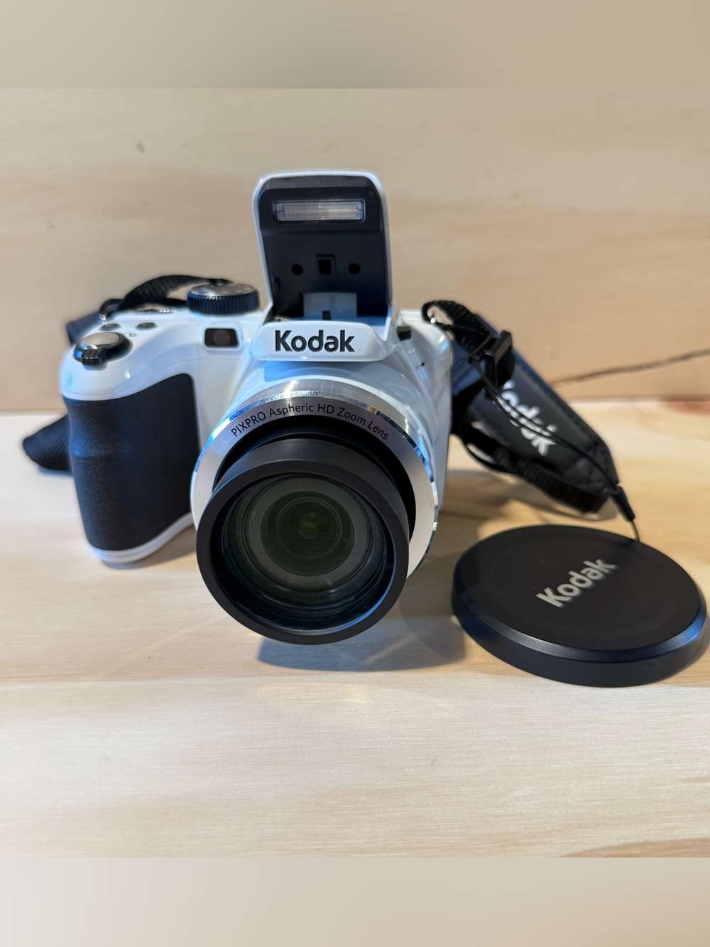 Kodak PIXPRO AZ421 16.0 MP Digital Camera Wht Tested Good w/Bat-Char-SDCard Read